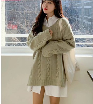 Uネックケーブル編みニット