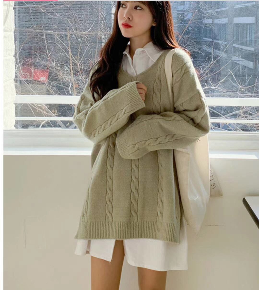 Uネックケーブル編みニット