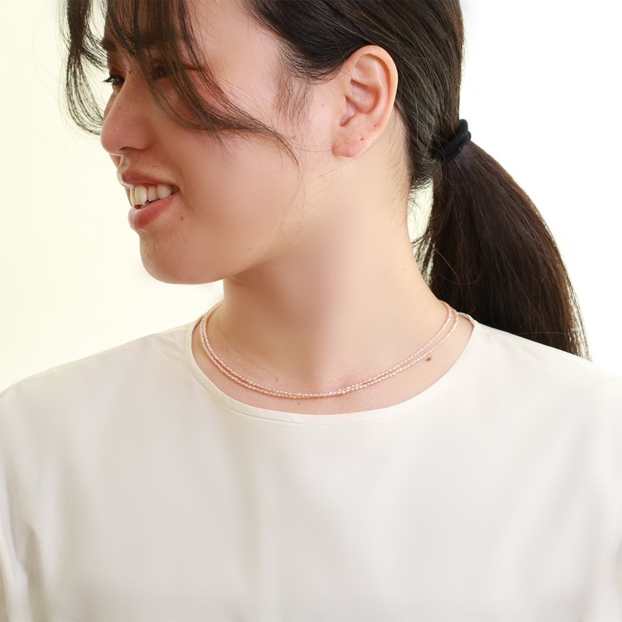 品のあるスタイリングを実現！淡水 ケシ 2連 ショート ネックレス ホワイト/ピンク ne1007