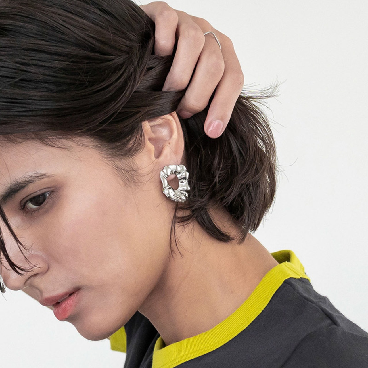 【ネコポス便】ピアス ステンレス 金属アレルギー対応 たたき加工 変形ニュアンスピアス フープピアス 変形フープ ニュアンスモチーフ 2635