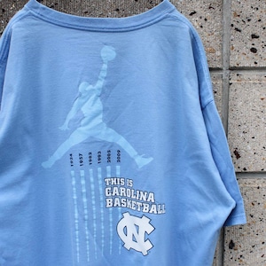 【XLサイズ】NIKE ノースカロライナ大学 バスケチーム ビッグロゴ 大きめ 古着 Tシャツ