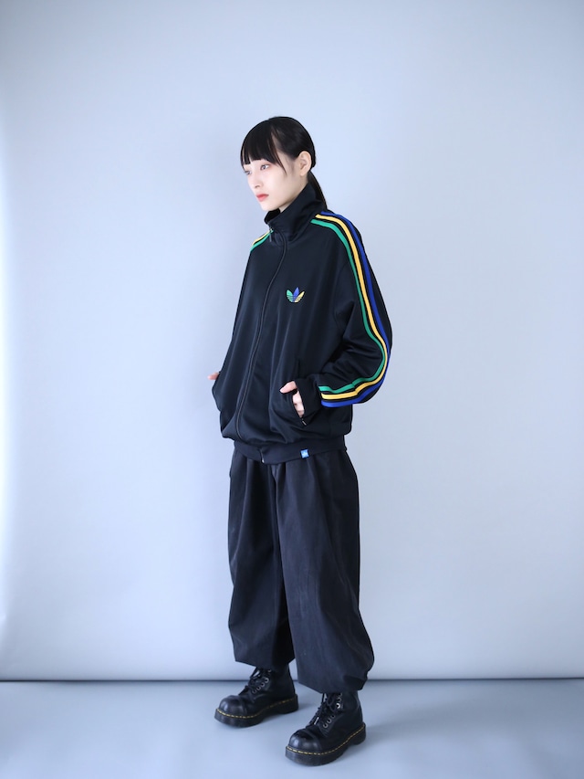 "adidas" 3-color logo mark and sleeve line track jacket