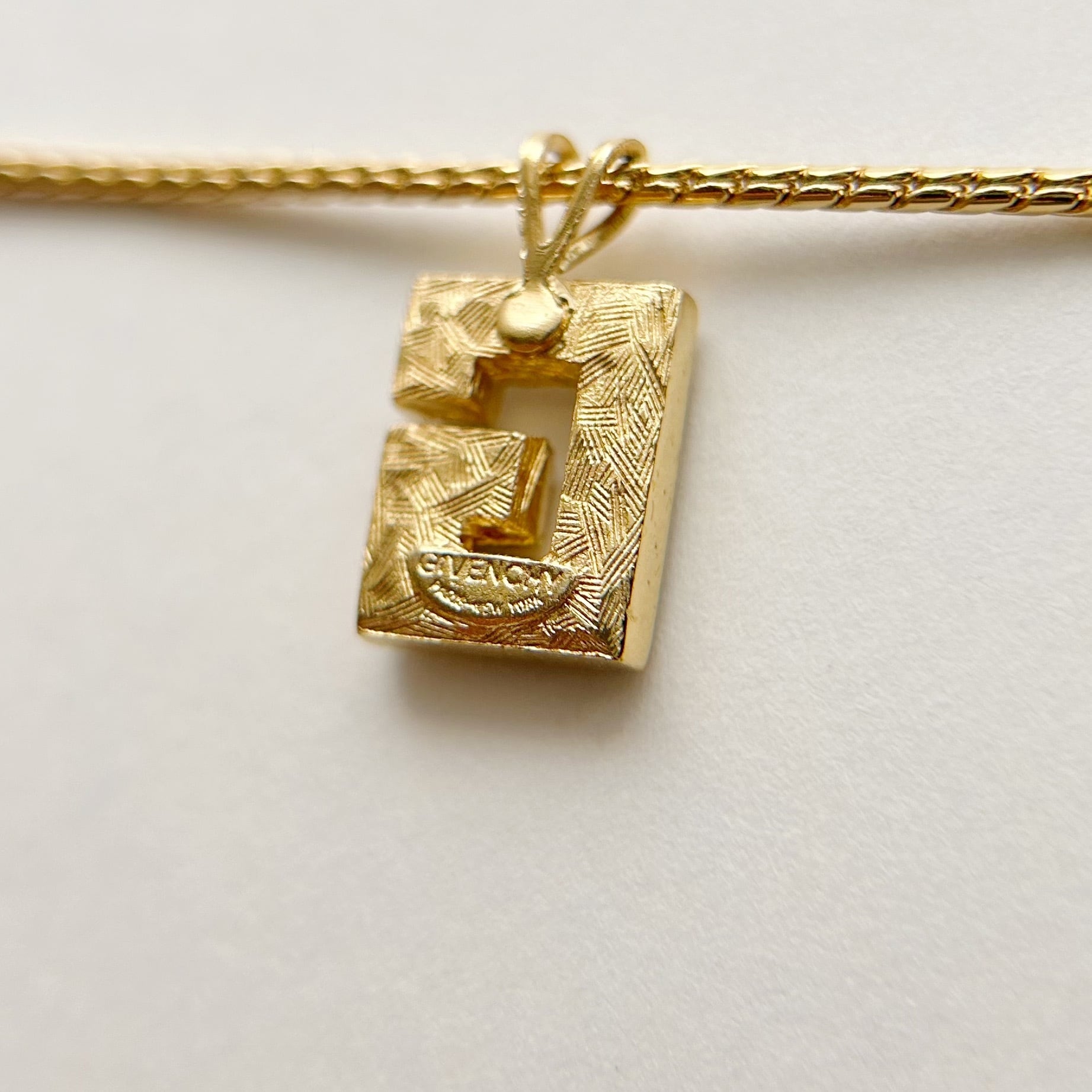 GN6164】GIVENCHY G logo rhinestone necklace(正規タグ付き GN6164】GIVENCHY G logo rhinestone necklace(正規タグ付き