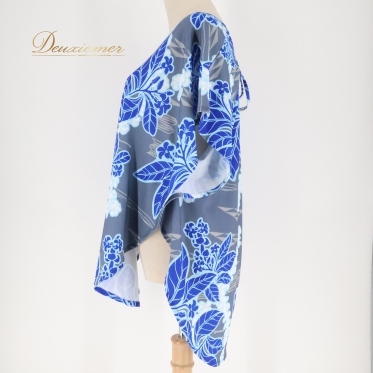 フラダンス 衣装 トップス マハロ グレイ系 ブルー系 mahalo アシンメトリー さらさら 紐 かわいい 爽やか 華やか おしゃれ 青 ハワイアン アロハ ハワイアンプリント フラ ダンス レッスン 練習 カジュアル お出かけ シンプルファッション 軽やか