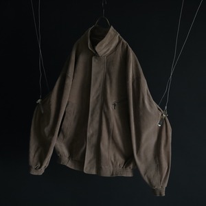 over silhouette beige color fake suède zip-up blouson