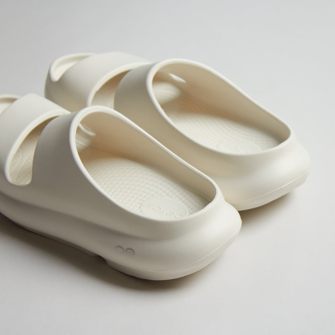 OOFOS（ウーフォス） / OOyea -Chalk（国内正規品）｜リカバリー