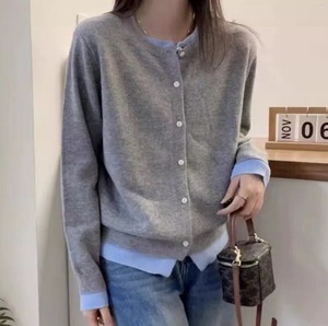 重ね着風 ラウンドネック ニットカーディガン レディース トップス ニット カーディガン レイヤード風 羽織 ミディアム 長袖 ラウンドネック 襟なし ドッキング 前開き ボタン バイカラー 配色 かわいい 大人可愛い きれいめ シンプル カジュアル おしゃれ こなれ感 無地 春 秋 冬 ママ 通勤 学生 学校 通学 デート お出かけ 旅行 公園 女子会 休日 ショッピング カフェ 重ね着 暖かい 体型カバー 普段使い 着回し レイヤード ゆったり フリーサイズ ブルー