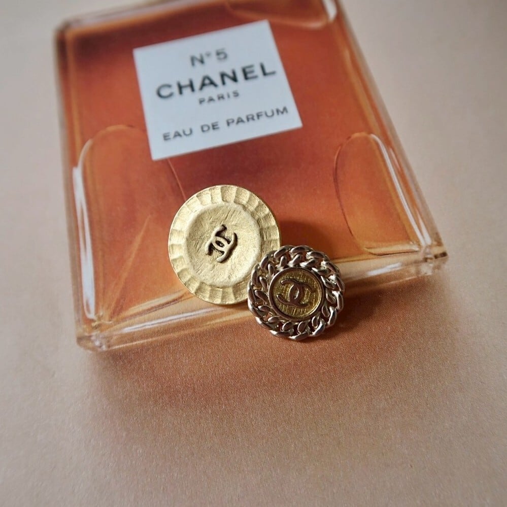 VINTAGE CHANEL BUTTON】ゴールドチェーンフレーム ココマークボタン
