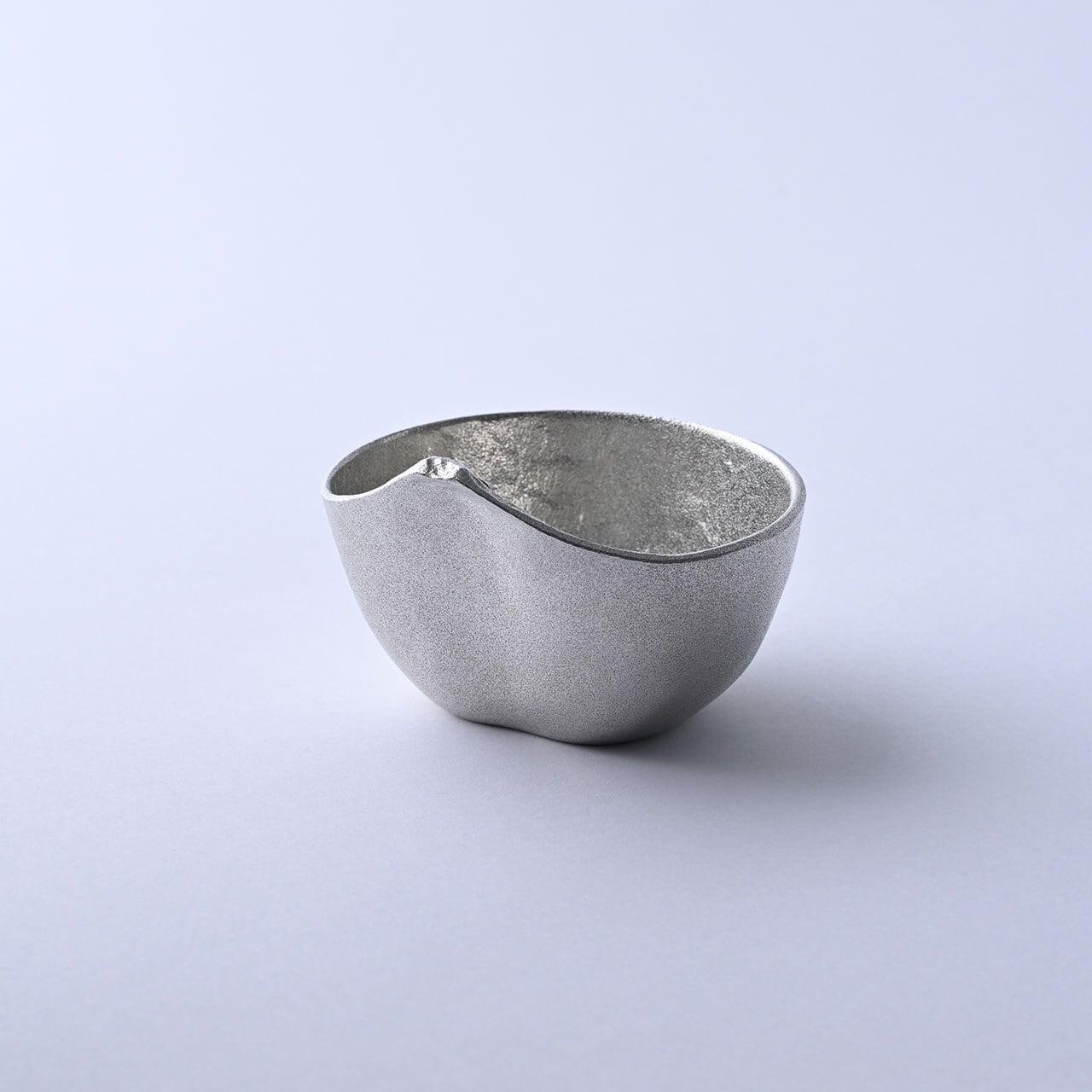 富士山をモチーフにした錫の酒器》さかさ富士（ぐい吞み）｜銀雅堂