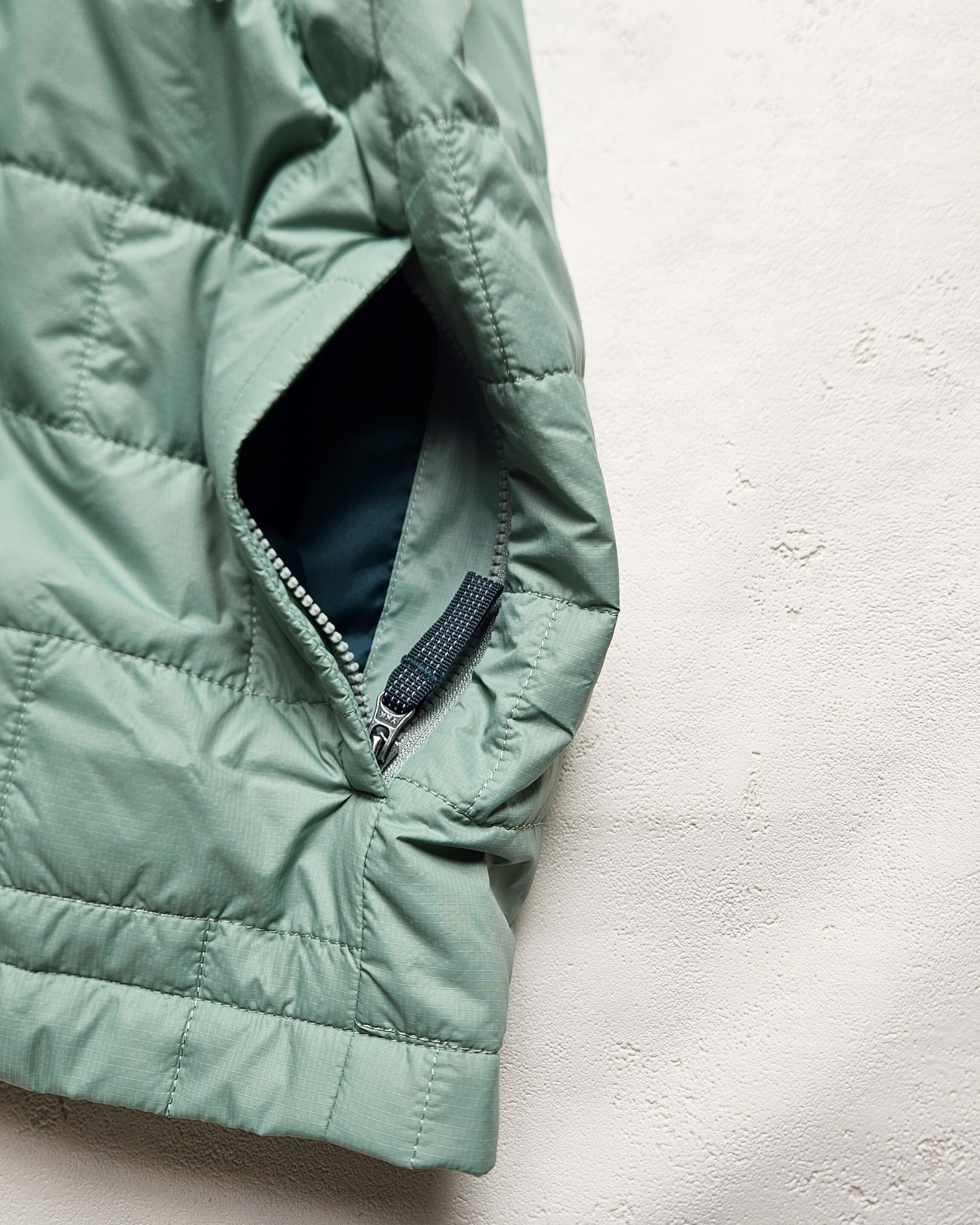 パタゴニア　キッズ　ナノパフグリップキルトジャケット コンパクトで軽量なジャケットは、子どもの冒険心を邪魔しません