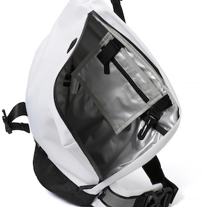 送料無料 【HIPANDA ハイパンダ】バックパック MULTI-POCKET ONE SHOULDER BACKPACK  / WHITE・BLACK