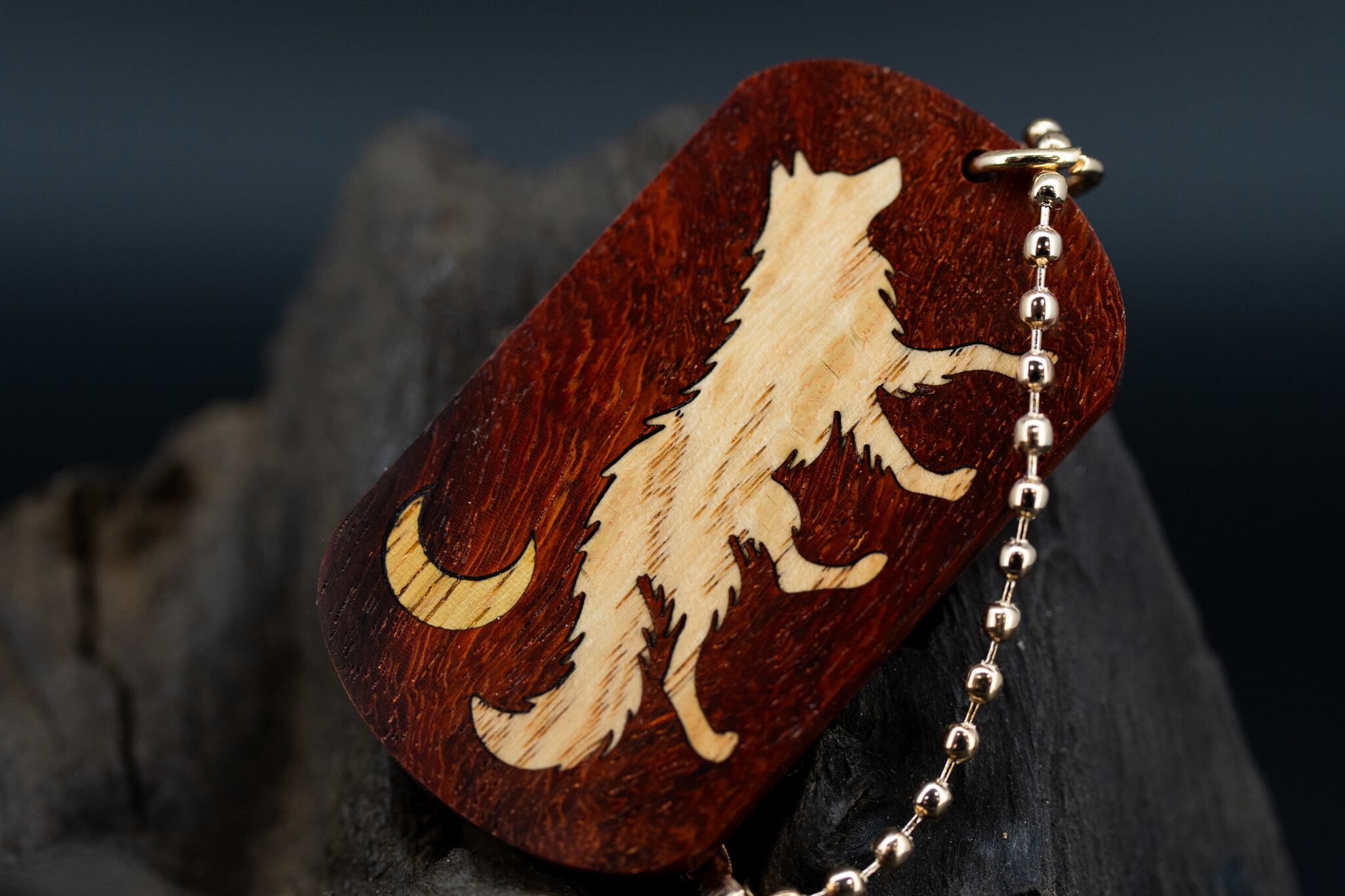 【朱色の銘木】 本花梨瘤 特上 ドッグタグ 象嵌 闊歩