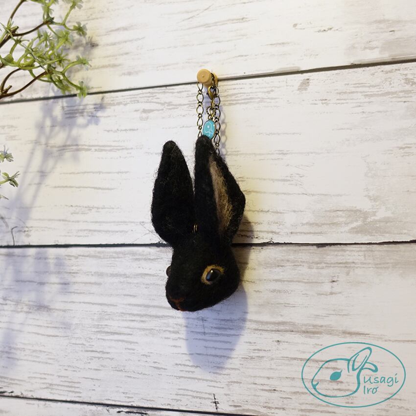 羊毛フェルト うさぎ キーホルダー（三角目/ブラック）〈kns-bk001