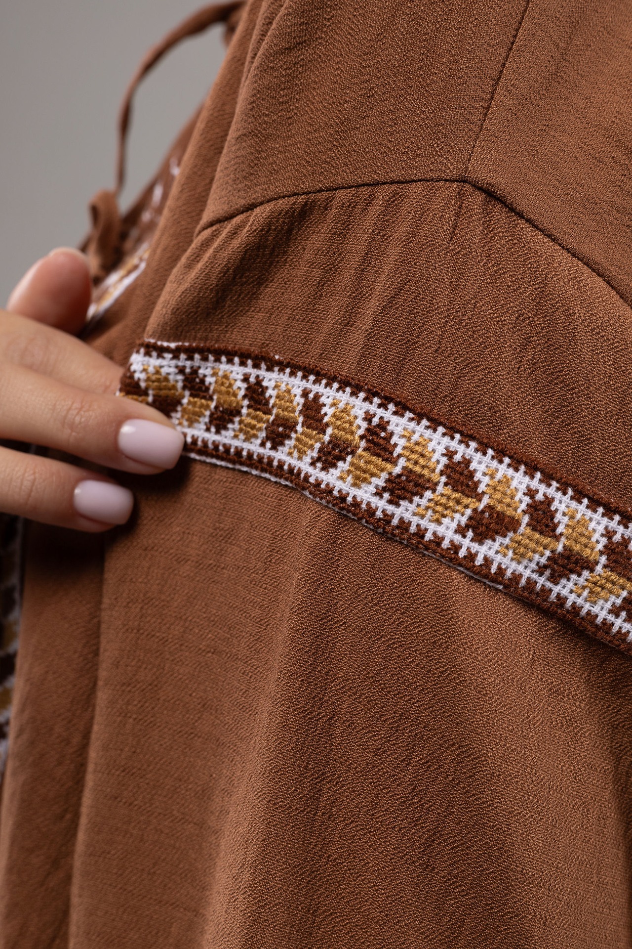 ウクライナ刺繍ヴィシヴァンカ クロスステッチ　手刺繍　ブラウス　麻　レディース・フリーサイズ - 4