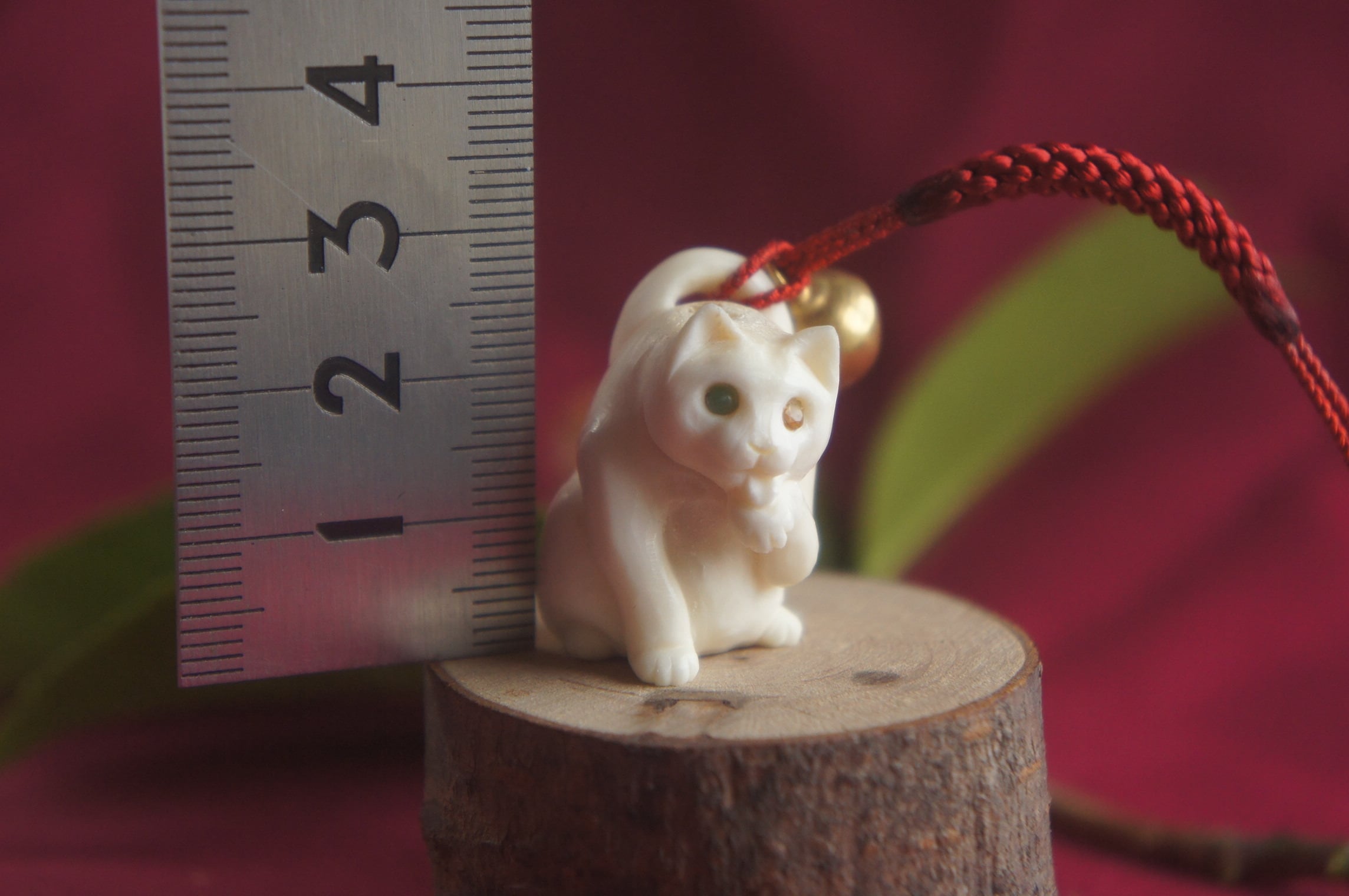 鹿角彫刻「けづくろい猫」根付 | deer bone 