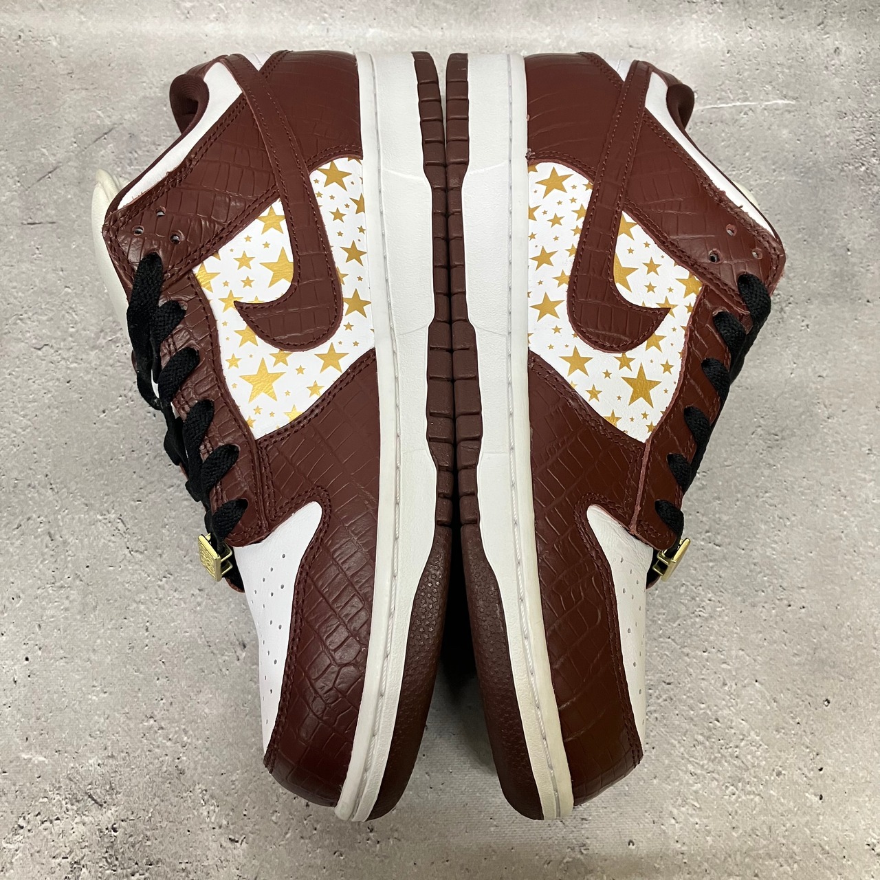 Supreme × Nike SB Dunk Low OG QS Gold Stars 