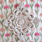 ブロックプリント生地【50cm単位】インド綿 片耳デザイン付き 花柄A 白×赤×ピンク #54822-WT1