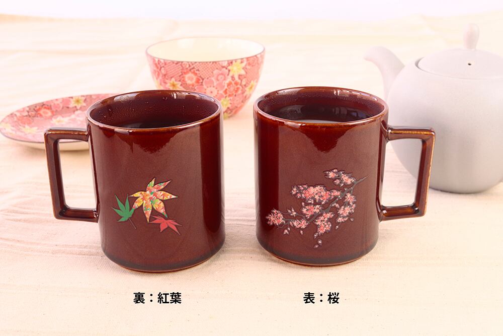 期間限定温感ストレートタイプマグ 桜 表 紅葉 裏 アメ釉 窯変マグカップ 丸モロゴ入1個箱 温感 マグカップ 春 桜 秋 紅葉 温度で変化 コーヒー インスタ映え 贈り物 プレゼント 丸モ高木陶器 オンラインショップ 温度をデザインに
