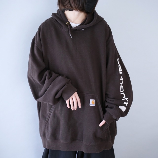 "Carhartt" sleeve logo printed over silhouette dark brown sweat parka