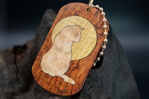 【最高峰の鳥眼杢】バーズアイローズウッド ドッグタグ象嵌 横を向く上品な猫