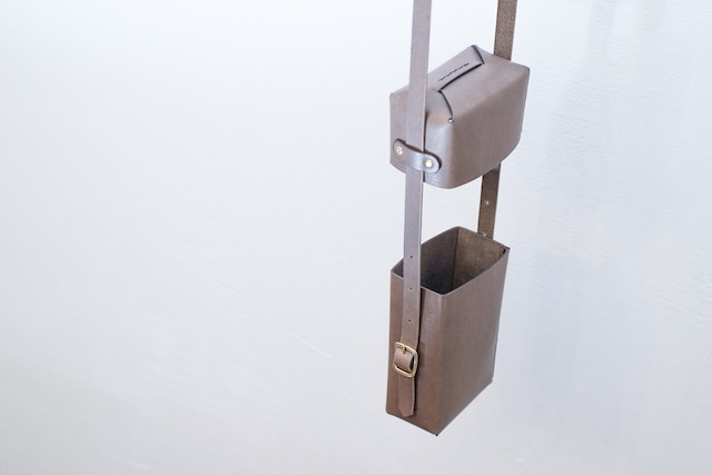 ボックス型スマートフォンポーチ / Grey / “革製の箱”イタリアンレザーと真鍮製パーツを使用
