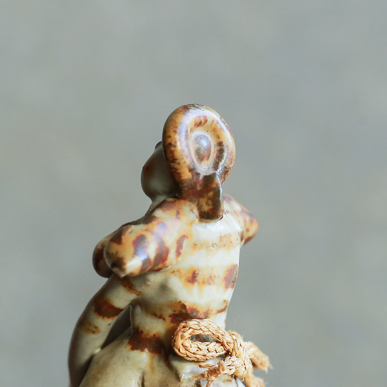 女性が優しく微笑む、陶器の呼び鈴 2