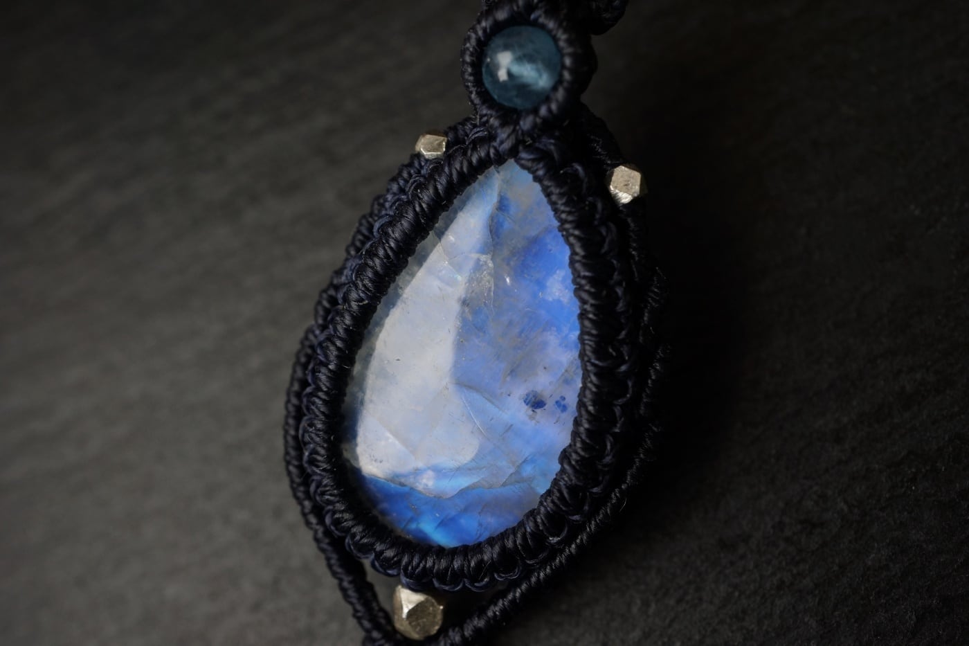 宝石質レインボームーンストーン（ホワイトラブラドライト）のマクラメ