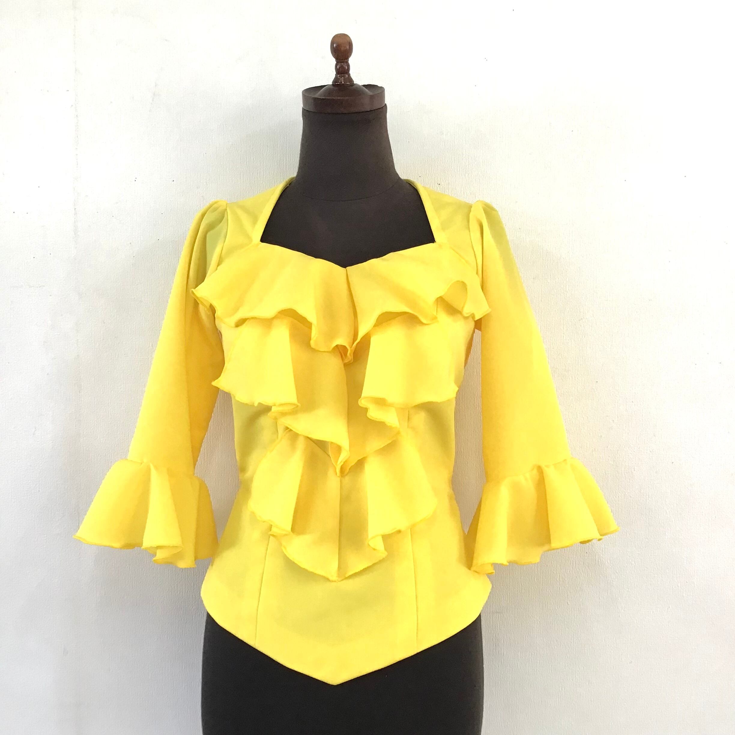 フラメンコ衣装⚫︎水玉　黒×イエロードット　サテン　アメスリ　アトリエ貴美恵 フラメンコ衣装⚫︎水玉 黒×イエロードット サテン アメスリ アトリエ