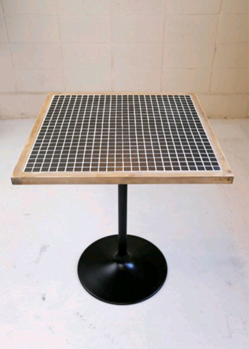 Less タイル　カフェテーブル　サイズ750×750×高さ720
