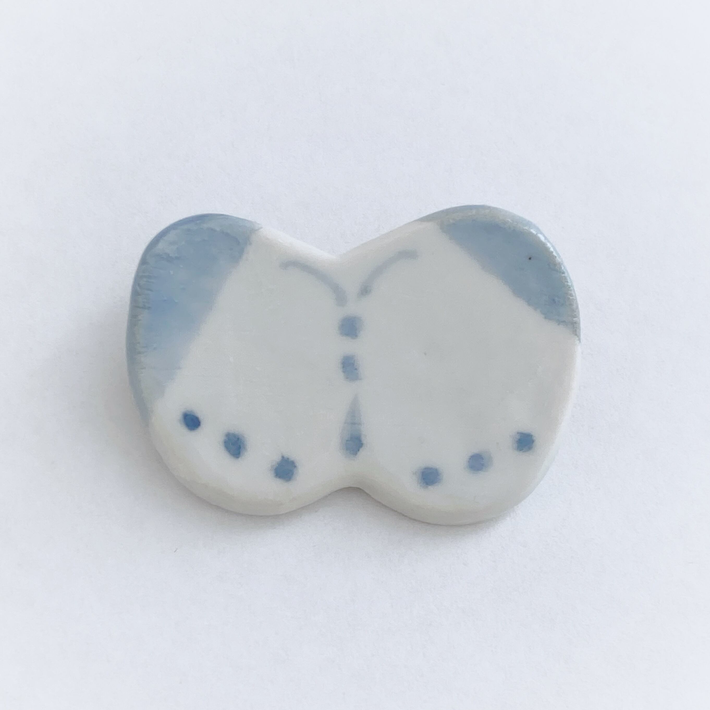 やさしい青のブローチ （モンシロチョウ）