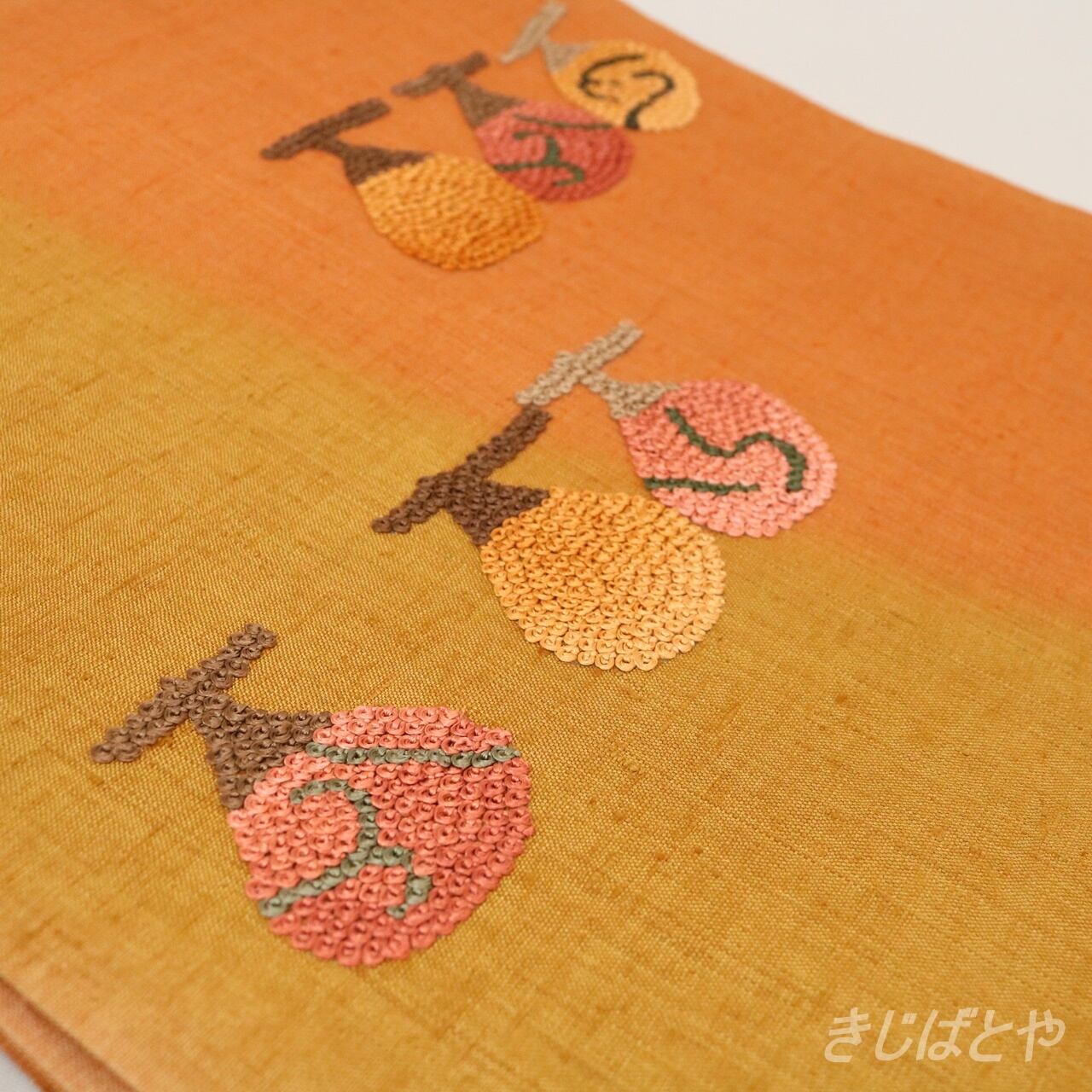 正絹紬 黄櫨染(こうろぜん)に相良刺繍のなごや | きじばとや 正絹紬 黄櫨染(こうろぜん)に相良刺繍のなごや | きじばとや