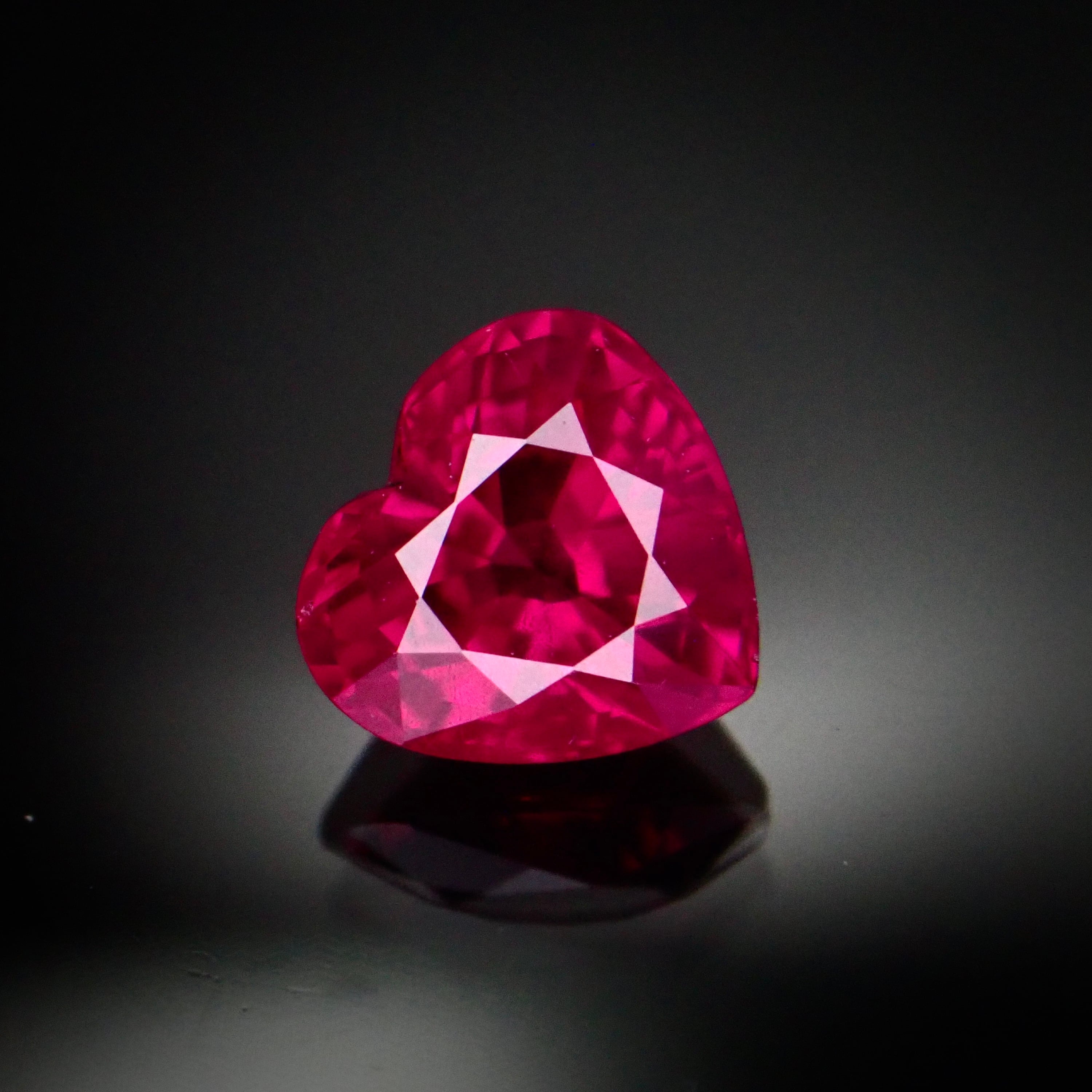 【Original Cut】愛を刻むルビー、輝ける一石 0.44ct 天然 ルビー | Frederick’s Gems&Jewelry  powered by BASE