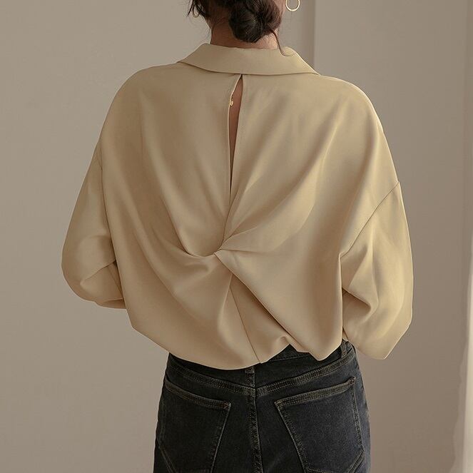 トップス レディース シャツ 袖あり 長袖 襟付き バックシャン バックコンシャス 背中開き 肌見せ かわいい 大人可愛い きれいめ シンプル カジュアル 上品 フェミニン おしゃれ クール おとな こなれ感 個性的 レトロ 抜け感 無地 オフィス ビジネス OL 通勤 学生 通学 デート お出かけ 女子会 休日 旅行 散歩 カフェ巡り 街歩き 公園デビュー S M L XL クリーム 春 夏 秋 10代 20代 30代 40代 ママ 女性用 韓国 着回し 普段使い 重ね着 体型カバー コーデ モテ