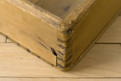重厚感のある正方形の木箱