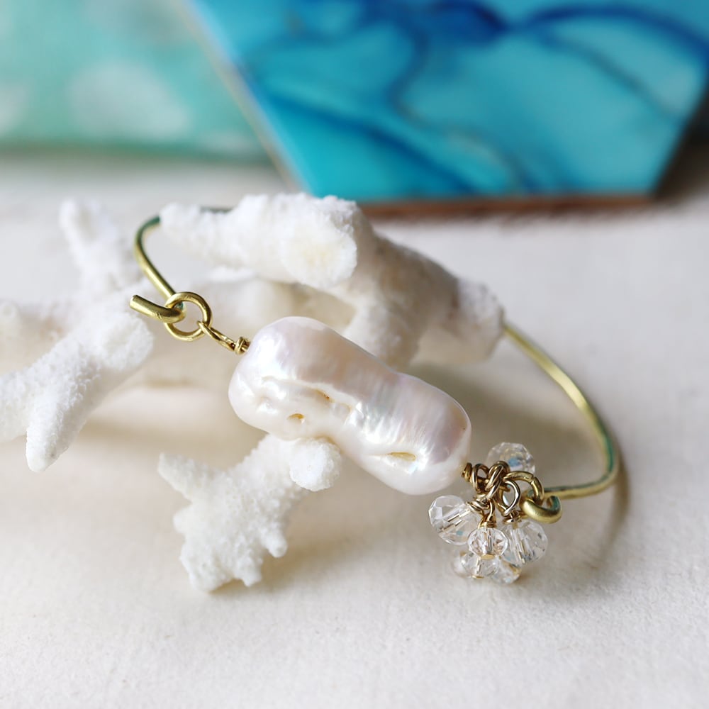 大粒バロックパールとクォーツのバングル | witch/花石:鉱物植物