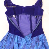 フラダンス 衣装 CC Fashions CCファッション ワンピース ドレス ブルー系 ベロア生地 高級感 プルメリア柄 花柄 植物柄 ハワイアンプリント ハワイアン アロハ フラ ダンス レッスン 練習 ハワイアンダンス フレアスカート ノースリーブ 青 紺 ネイビー系 華やか 鮮やか かわいい おしゃれ 上品