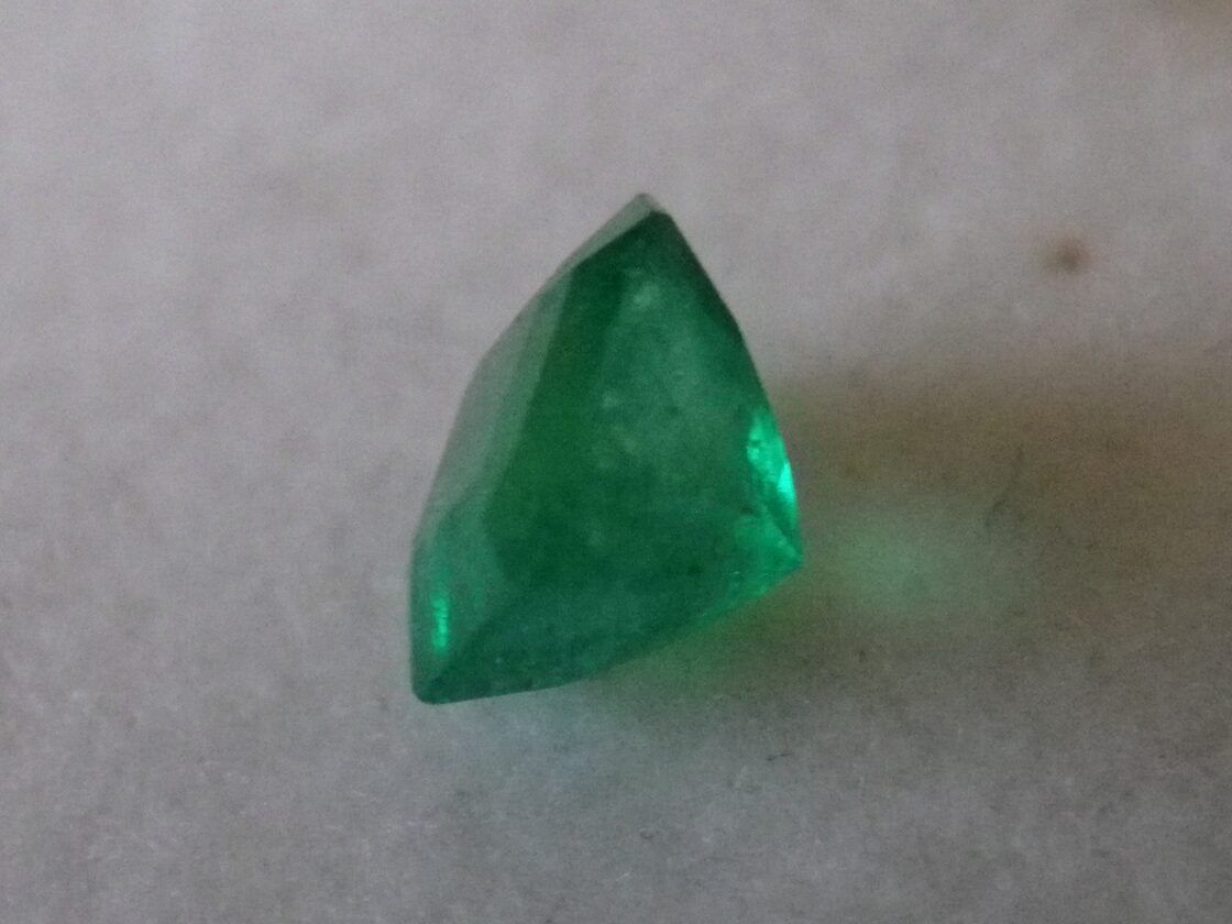 鮮やかな発色+クラリティ ・天然エメラルド0. 9 2 8 ct コロンビア 