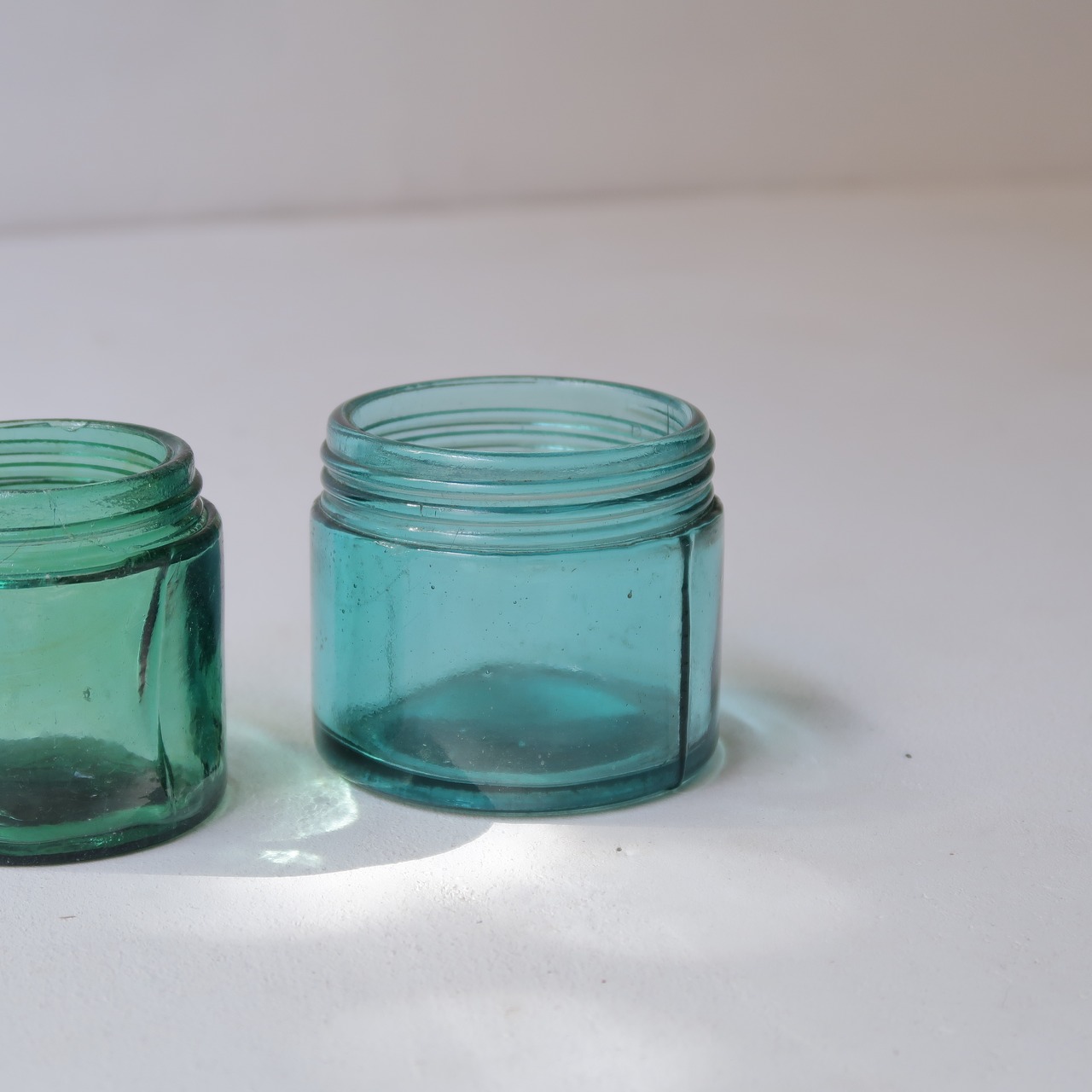 ブルーとグリーンの空き瓶