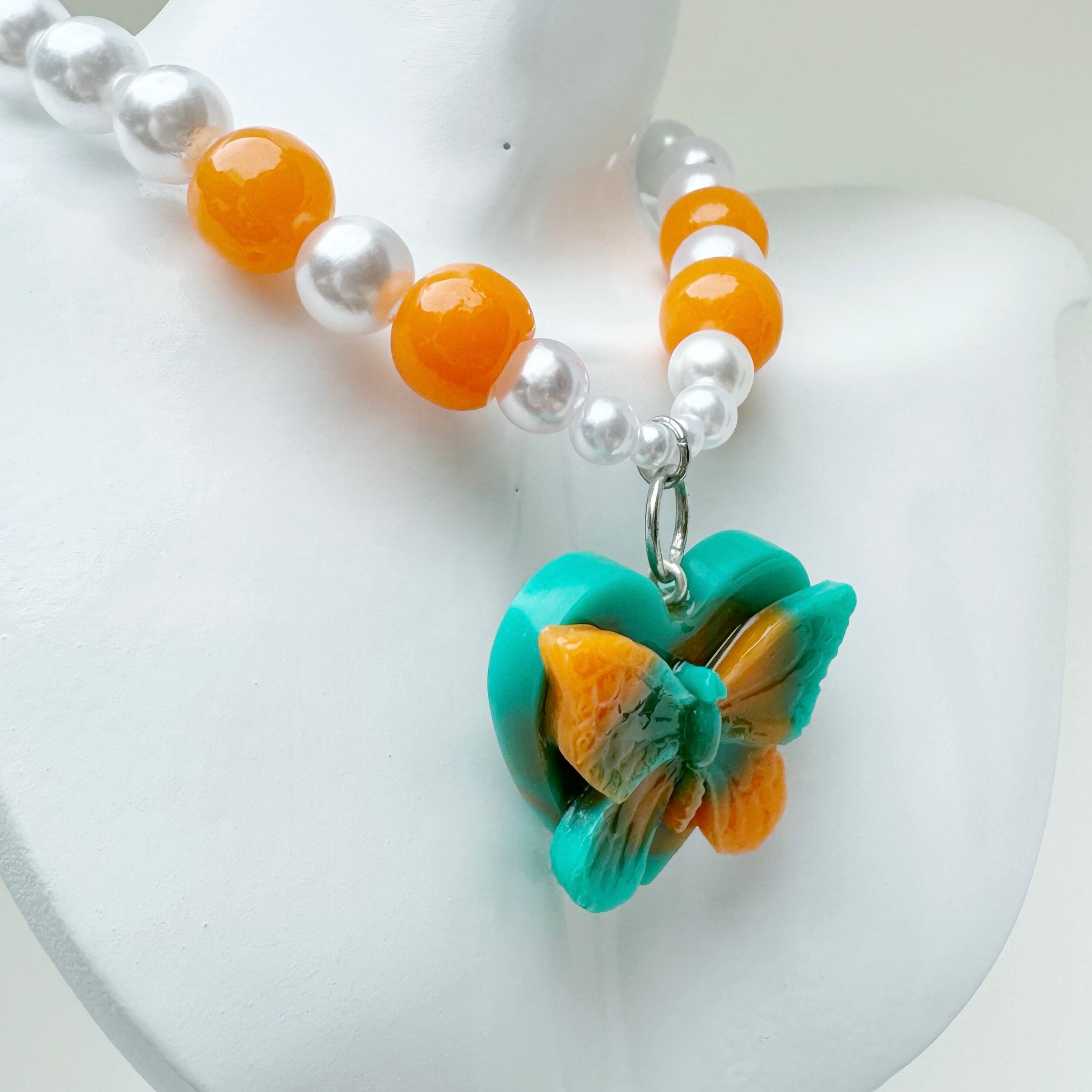 サイケな蝶々ネックレス │ グリーンとオレンジ | mahotaira │ レジン