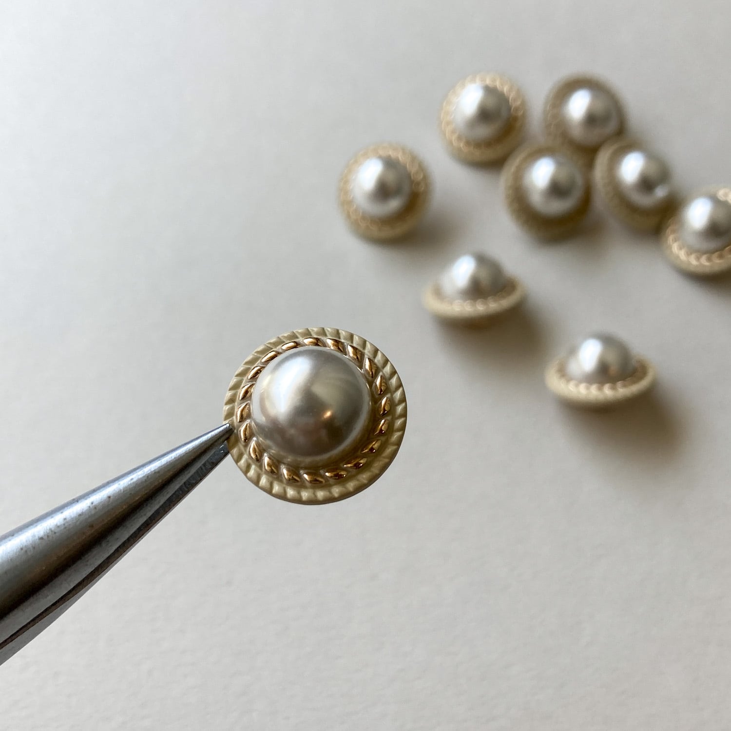 パールドーム付きマット白縁ボタン（15mm） | Dua-アクセサリーパーツ