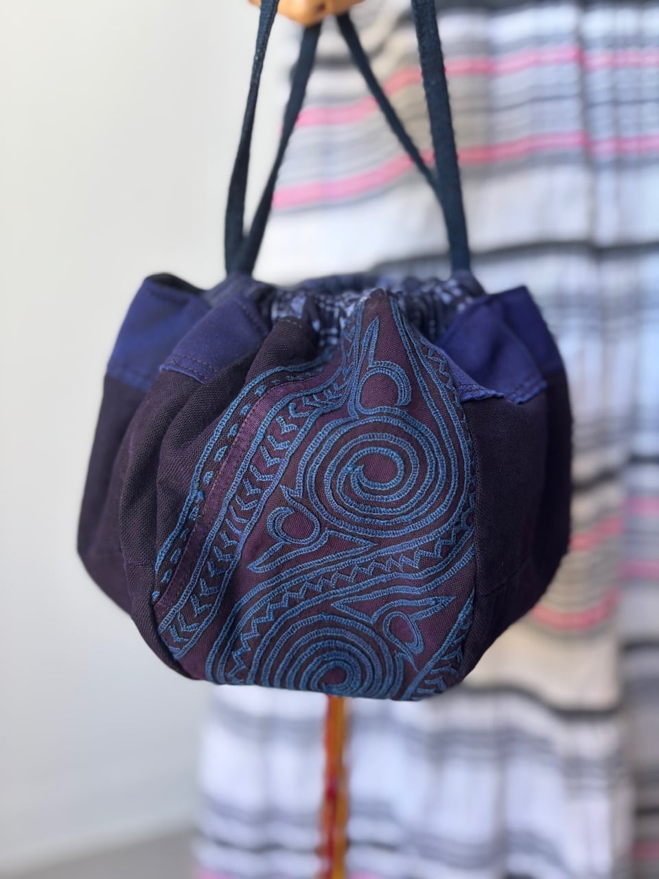 タイ、モン族民俗衣装 藍染、アプリッケ、刺繍のスカート タイ、モン族民俗衣装 藍染、アプリッケ、刺繍のスカート