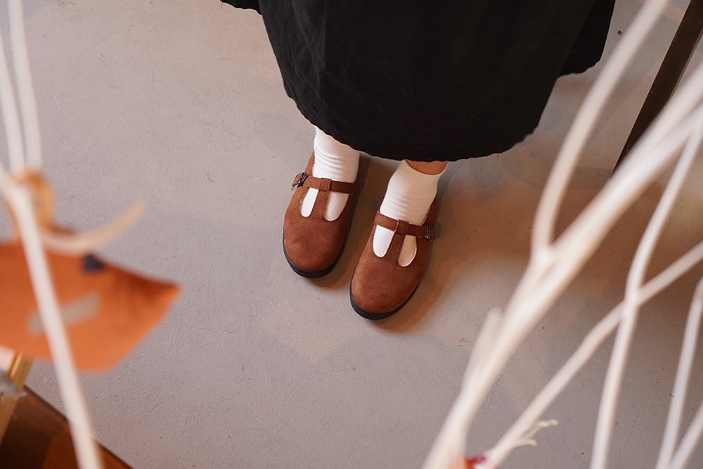 ブラウン スエード ストラップ フラットシューズ 22.5〜23cm 新作 Tストラップシューズ スエード風 ブラウン | hanamikoji