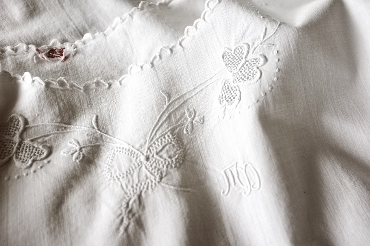 フランス 白クローバーと空虚なリボンとモノグラムワンピース アンティーク