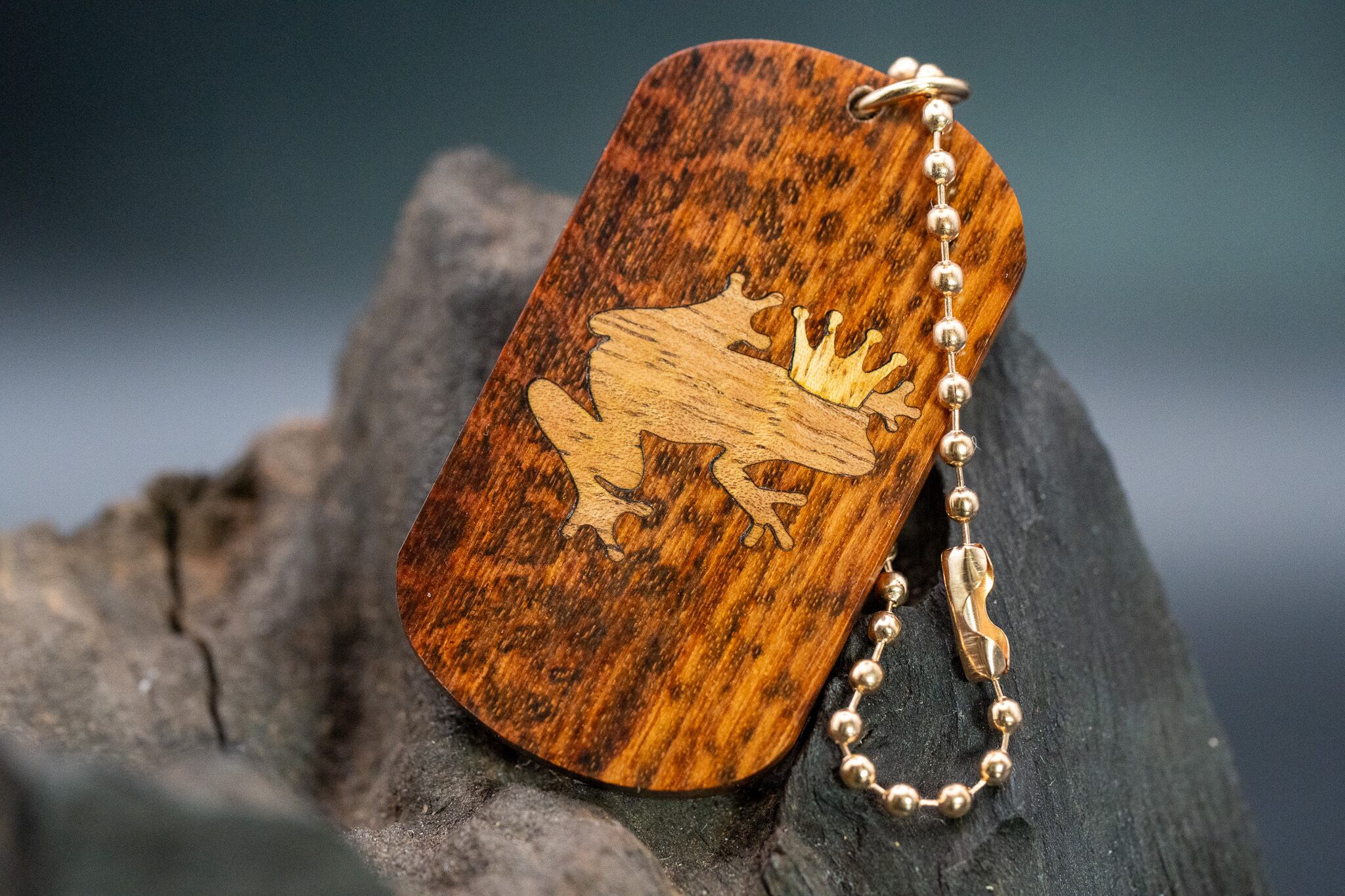 【 木のダイヤモンド 】スネークウッド ドッグタグ 象嵌 カエルの王様