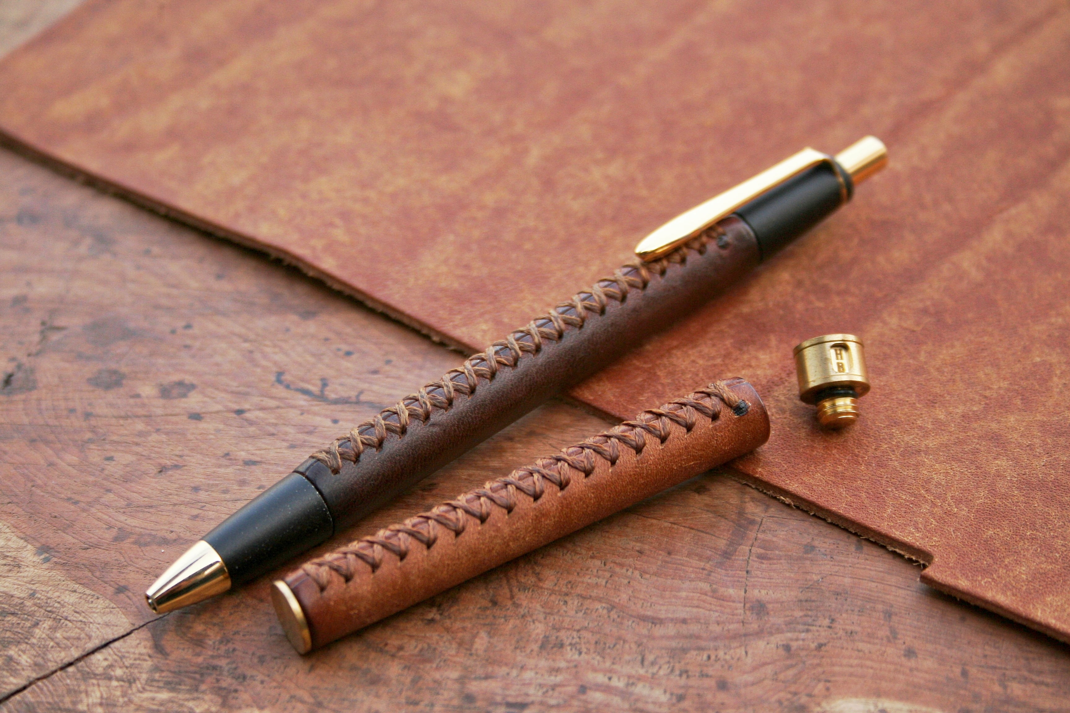 業界初！ 硬度表示窓付き革軸芯ケース【プエブロ コニャック】 | Schicksal