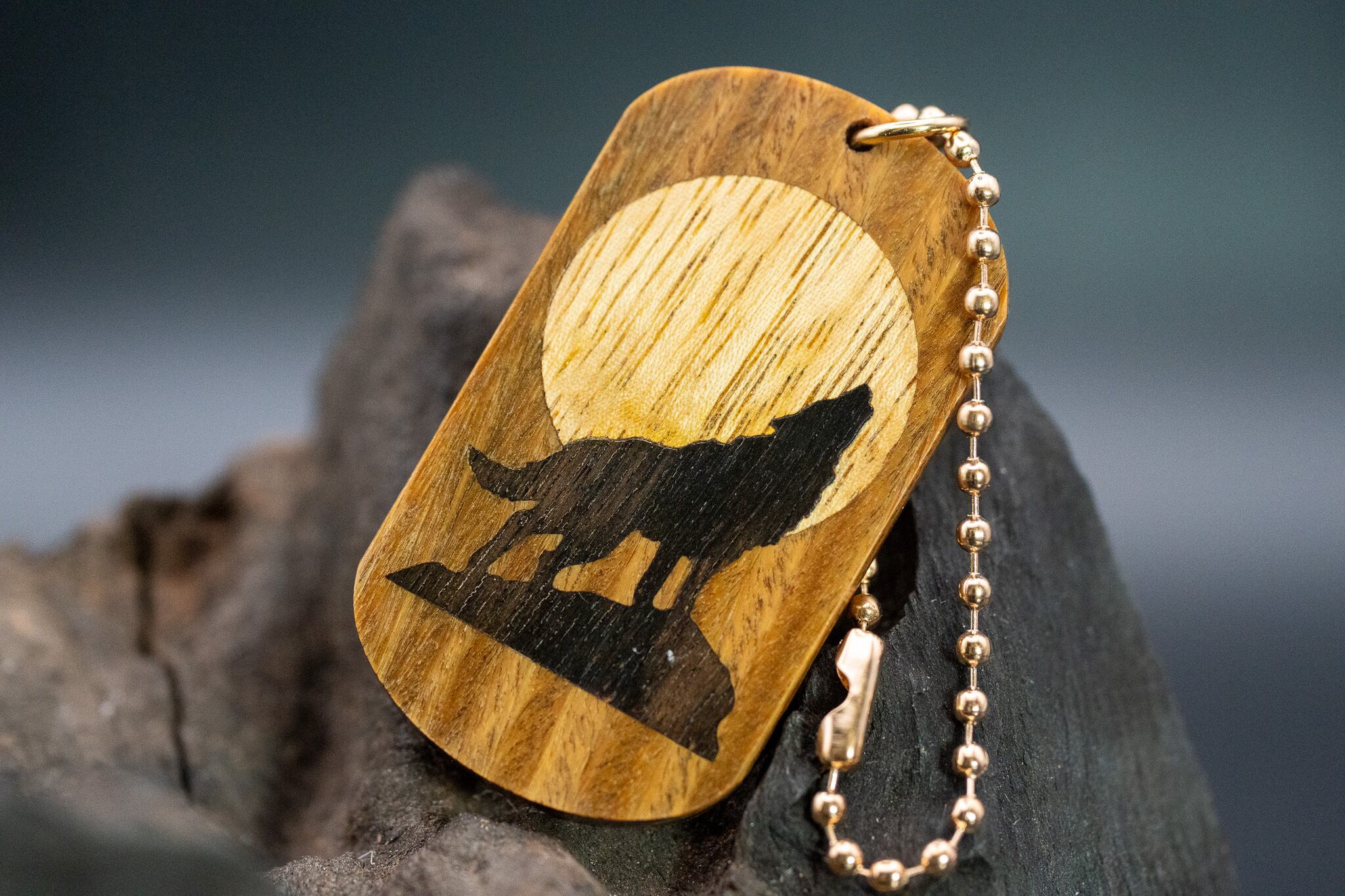 【翡翠の木】 パロサント ドッグタグ 象嵌 月と狼