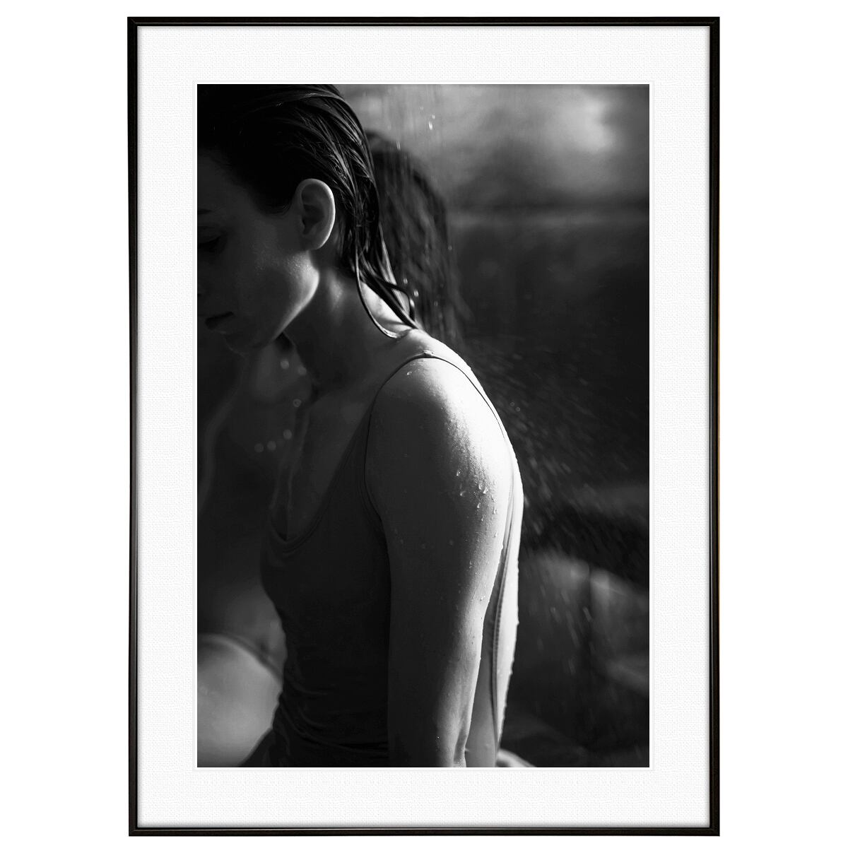 人物写真 シャワーを浴びる女性 インテリアモノクロアートポスター額装