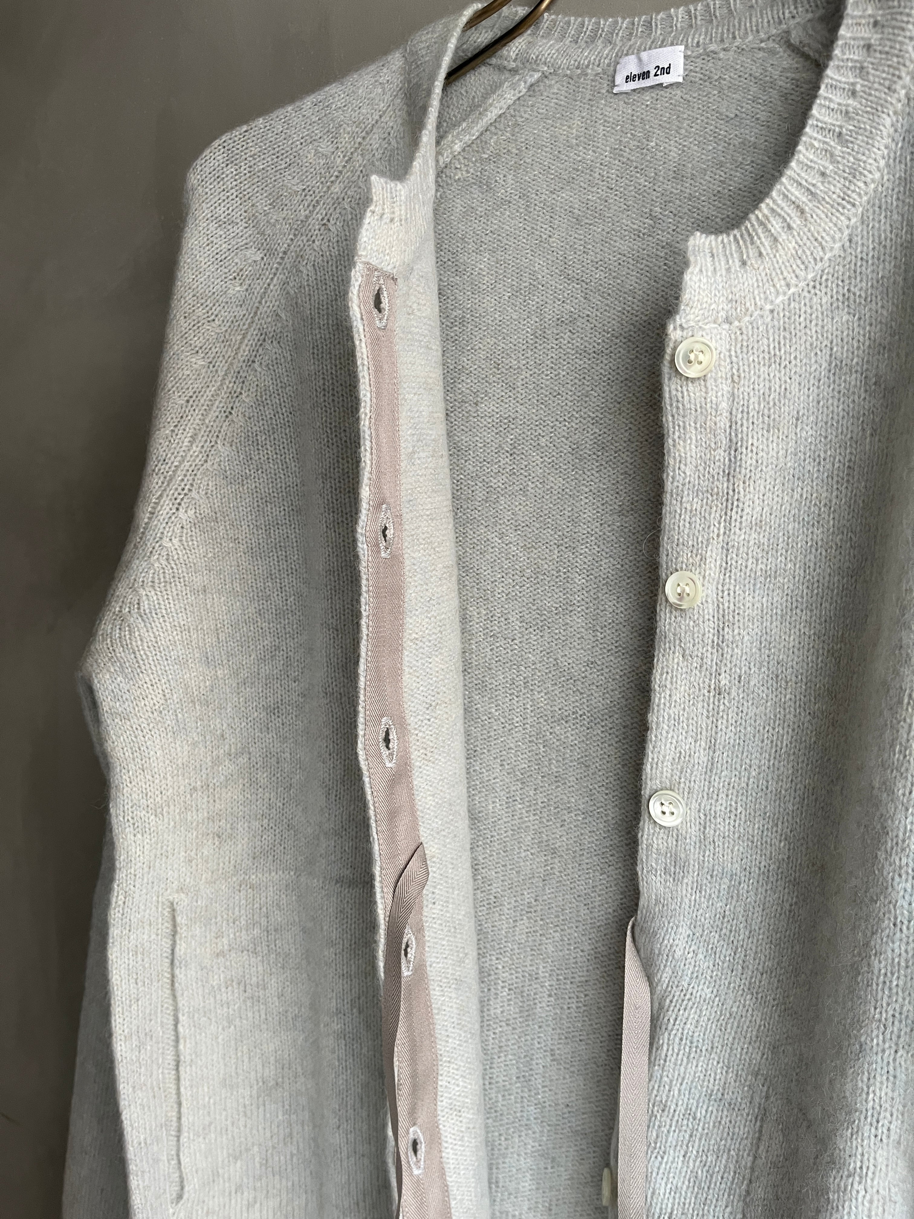 eleven 2nd｜ラムズウール&ヤク カーディガン｜アイスブルー | 岡の oka no