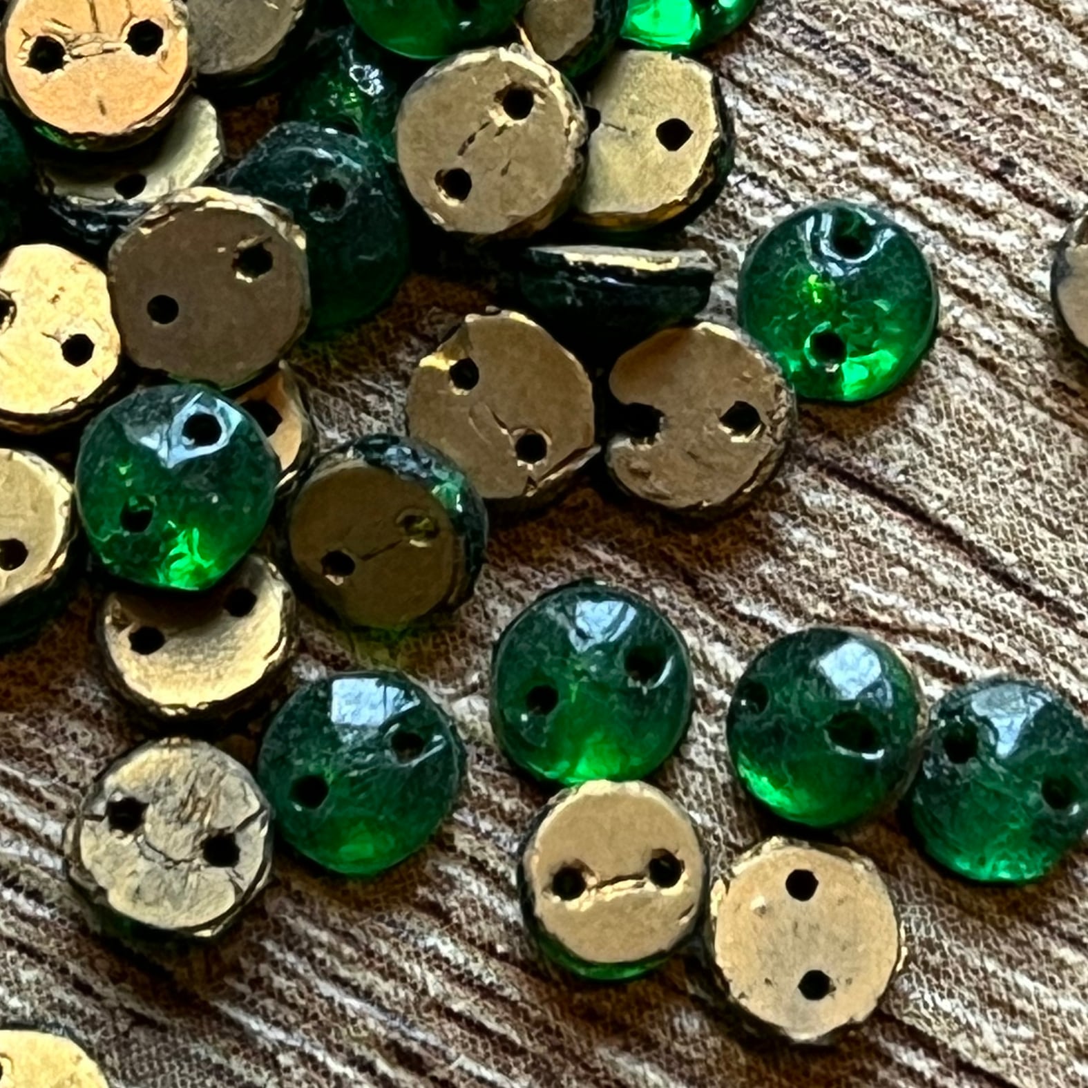 緑色ガラスビーズの円形ペンダント ヴィンテージ ガラス ビーズ】ファセット グリーン green アンティーク