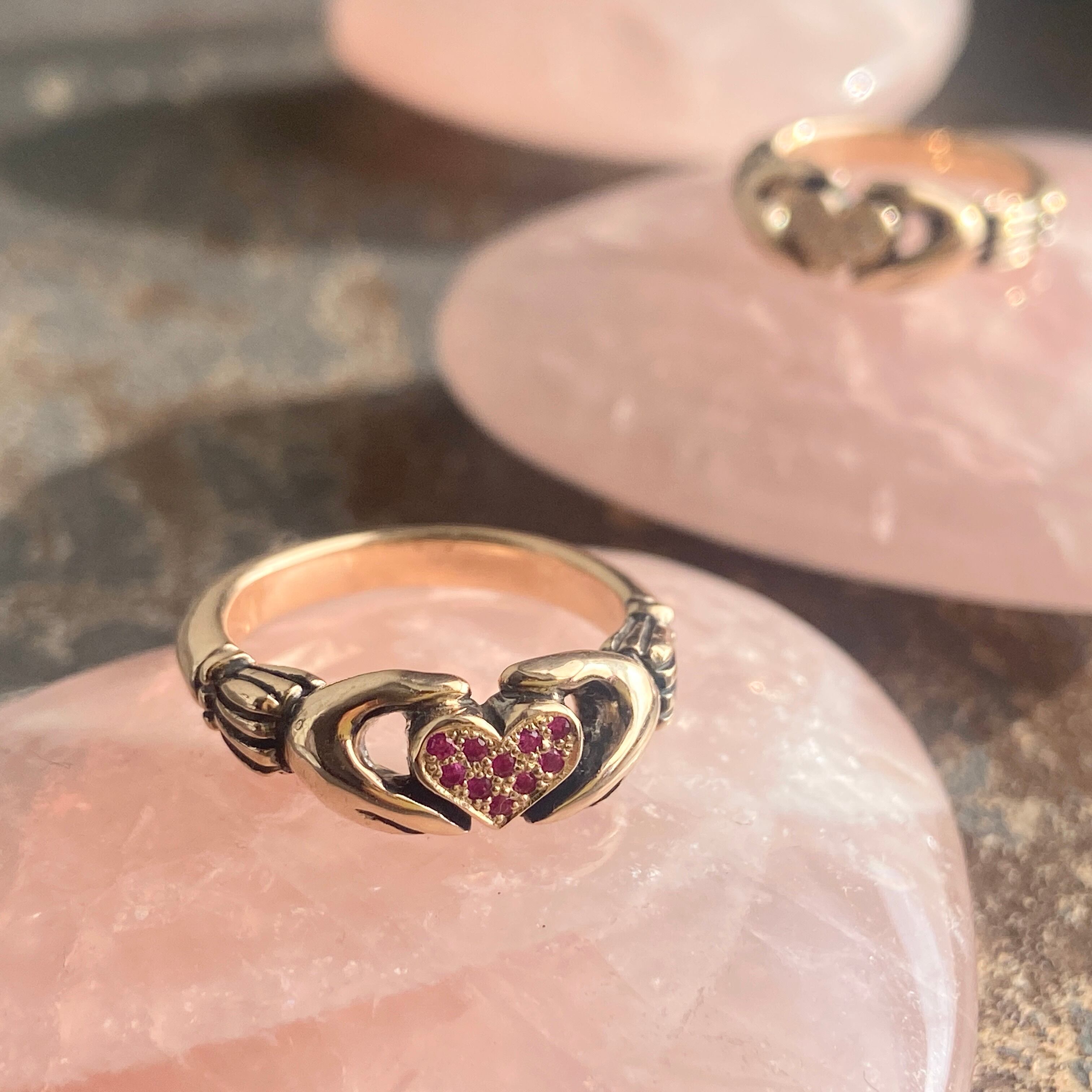 10金製 ルビーのハートを抱く手のリング(10号)